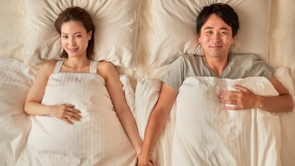 Couple au lit se demandant comment savoir si on a atteint l'orgasme