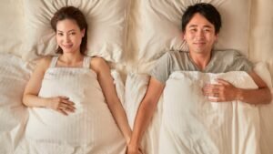 Couple au lit se demandant comment savoir si on a atteint l'orgasme